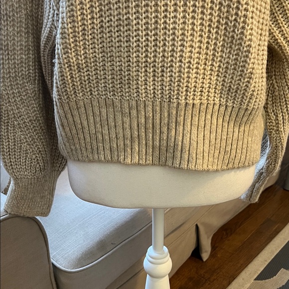 H&M Beige Turtleneck Sweater Size Med NWT - A nuetral we all need in our closet! - Picture 3 of 7